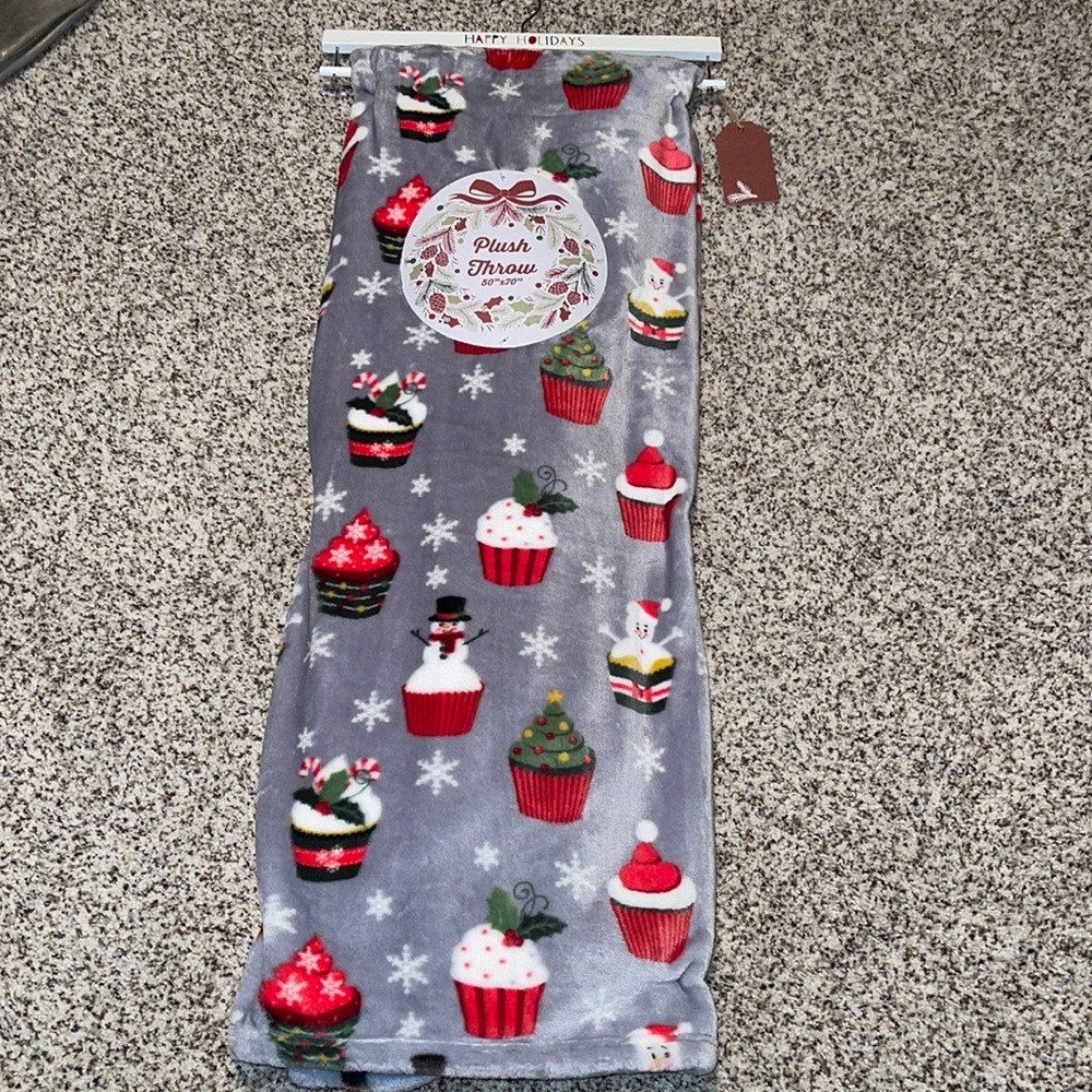Snowman Cupcake Plush Throw Blanket 50”x70” NWT